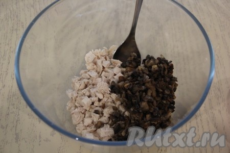 В салатнике соединить курицу и грибы.