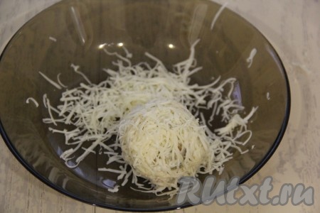 Сыр натереть на мелкой (или средней) тёрке. Из салатной массы руками сформировать шарики (у меня получилось 8 штук) и обвалять их со всех сторон в натёртом сыре.