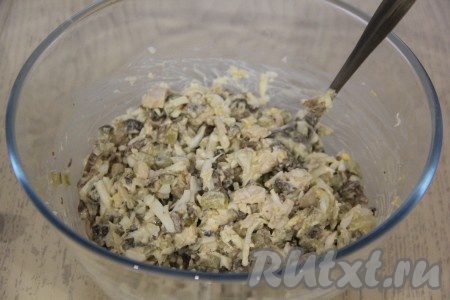 Перемешать салат, немного подсолить.