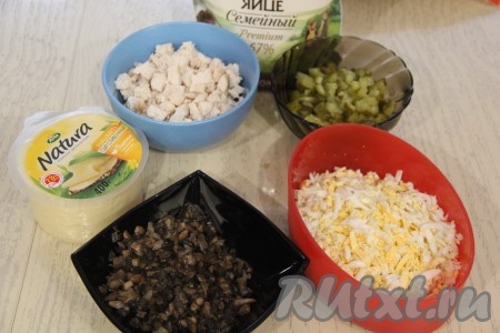 Куриное филе предварительно сварить в подсоленной воде до готовности (на варку потребуется с начала кипения воды минут 20-25 минут), затем остудить и нарезать на кубики. Огурчики нарезать на мелкие кубики. Яйца предварительно сварить вкрутую (варим после начала кипения воды 8-10 минут), остудить и почистить. Натереть яйца на тёрке.