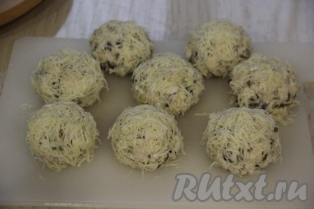 Вот такие шарики из курицы, грибов и сыра получаются. Салат "Рафаэлло" можно подавать не только в виде шариков, можно просто добавить в салат сыр, перемешать, выложить в салатник, а из части салатной массы сформировать несколько маленьких шариков, обвалять их в сыре и выложить поверх салата в виде украшения.