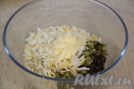 Добавить огурцы, яйца и майонез (много майонеза не добавляйте, салатная масса должна получиться достаточно густой, чтобы она могла держать форму, но при этом масса не должна быть и очень сухой).