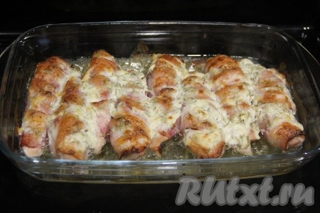 Запекать куриное филе, завёрнутое в бекон, в разогретой до 200 градусов духовке 25 минут.