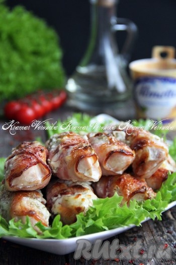 Ароматное, сочное куриное филе, запечённое в беконе, переложить на тарелку и подать к столу. Вот так просто можно приготовить наивкуснейшее мясное блюдо, которое украсит и повседневный, и праздничный стол!