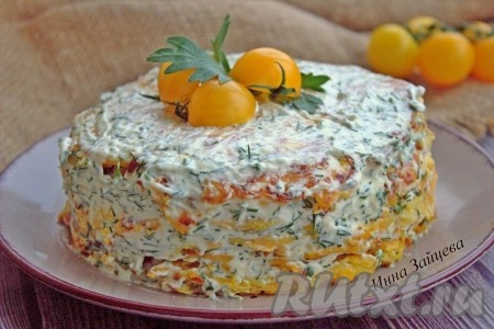 Вот такой невероятно ароматный, нежный и яркий закусочный торт из тыквы у нас получился. Украшаем его по своему желанию (я украсила зеленью и помидорами).