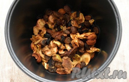 Подготовленные сухофрукты перекладываем в съёмную чашу мультиварки.