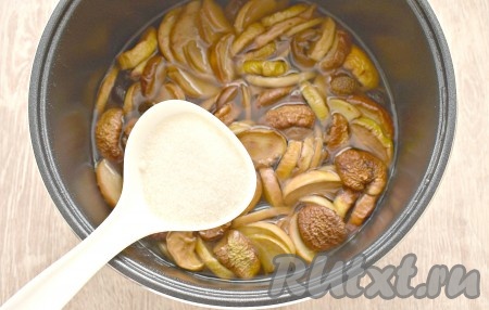 За 10 минут до окончания программы всыпаем в компот сахар (я добавила 100 грамм сахара, но ориентируйтесь на свой вкус, возможно, нужно будет добавить чуть меньше или немного больше сахара), перемешиваем и оставляем готовиться под закрытой крышкой до сигнала.