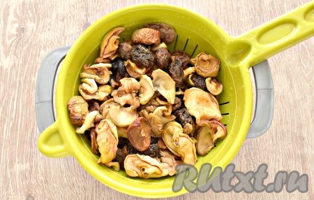 Тщательно промываем сухофрукты под проточной водой. Промытые сухофрукты заливаем кипятком и оставляем на 2-3 минуты. Затем перекладываем фрукты в дуршлаг и снова ополаскиваем под водой.