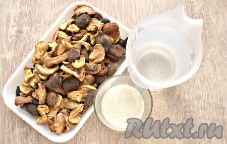 Подготовим ингредиенты для варки компота в мультиварке Редмонд. Воду советую сразу вскипятить в чайнике.

