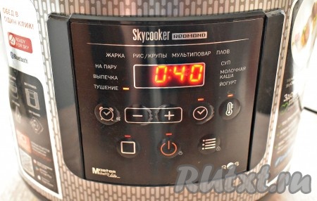 Мультиварку закрываем крышкой. На дисплее выбираем программу «Тушение», выставляем время 40 минут.