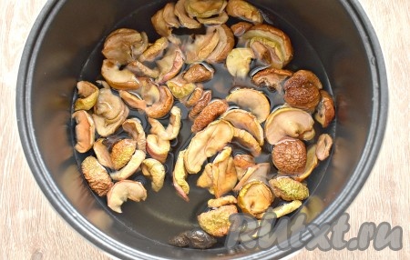 В чашу с сухофруктами вливаем 2 литра горячей воды.
