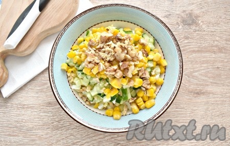 Грецкие орехи рубим на маленькие кусочки, перекладываем в салат. Только сильно не мельчите, орехи не должны превратиться в крошку.