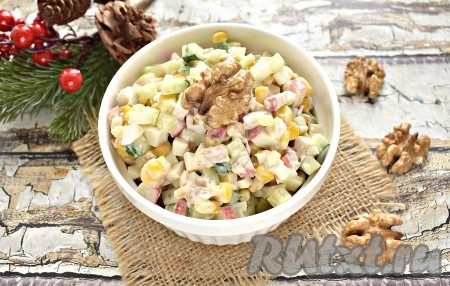 Вкусный, яркий салат с крабовыми палочками и грецкими орехами готов, можно его сразу выставлять на стол.