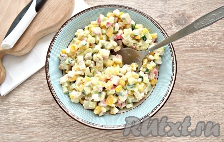 Ингредиенты крабового салата перемешиваем.