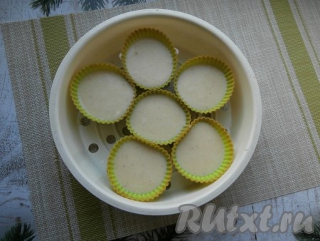 В большую чашу мультиварки налить 1-1,5 литра воды. Подготовленную банановую смесь разлить по силиконовым формочкам и разместить их в чаше для варки на пару, которую поставить в мультиварку.