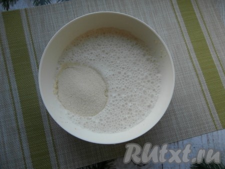 Взбить содержимое миски погружным блендером до однородности, затем влить негорячее предварительно растопленное сливочное масло и всыпать манную крупу.