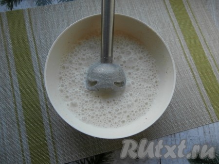 Ещё раз взбить блендером содержимое миски и оставить смесь на 10 минут.