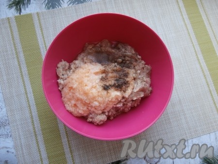 В глубокую миску выложить фарш, добавить получившуюся смесь перца и лука, посолить и поперчить.