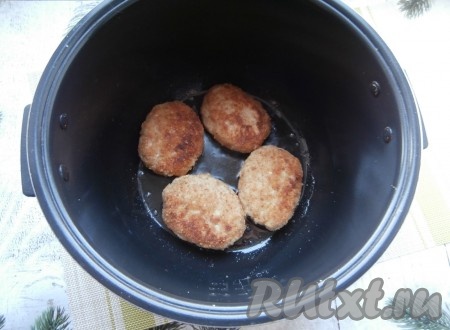 Жарить котлеты в чаше мультиварки по 7-8 минут с каждой стороны (до румяности), несколько раз переворачивая их в процессе обжаривания.