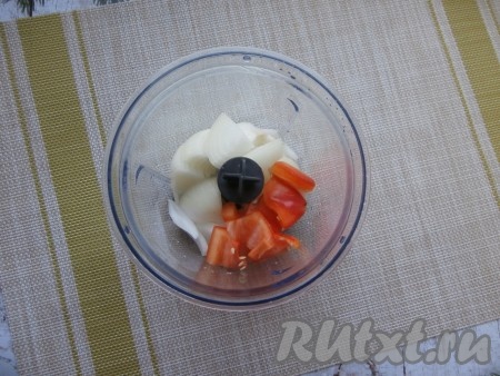 Очистить лук, удалить семечки из болгарского перца. В чашу блендера поместить нарезанные кусочками лук и сладкий болгарский перец.