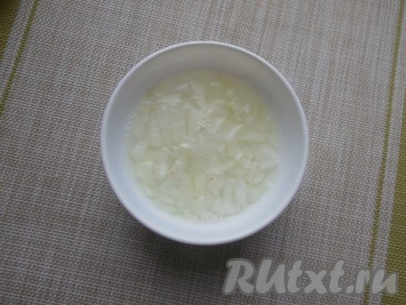 Для приготовления салата "Мимоза" нужно прежде всего отварить в кожуре до готовности картофель и морковь (на отваривание потребуется с момента закипания воды минут 25-30), полностью остудить. Яйца нужно сварить вкрутую (то есть варить их нужно после начала кипения воды 9-10 минут), затем полностью остудить их в холодной воде и очистить. Очищенные яйца разделить на белки (они потребуются для украшения салата в виде Тигра) и желтки. Теперь можно приступать непосредственно к приготовлению салата. Небольшую очищенную луковицу нарезать кубиками (или кусочками), залить кипятком на 7-8 минут, после чего промыть холодной водой, слегка отжать, убирая лишнюю воду.