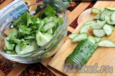 Салат порвать на кусочки, огурец нарезать на дольки.