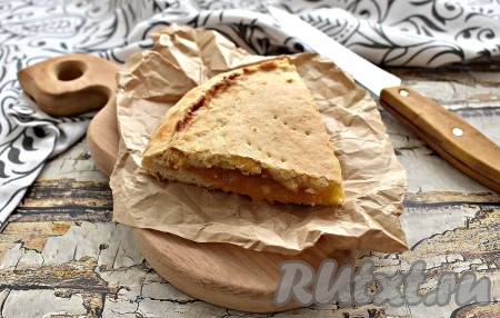 Вот, к примеру, какой замечательный закрытый пирог с вареньем я испекла из этого теста.