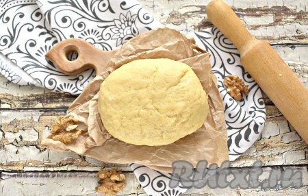 Из песочного теста, замешанного на сметане, можно готовить и открытые пироги со сладкими начинками, и закрытые.