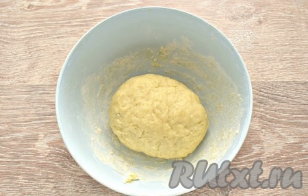 Перемешиваем песочное тесто сначала ложкой. Затем замешиваем руками, собирая тесто в ком. Тесто должно оставаться мягким, но при этом оно не должно прилипать к ладоням.
