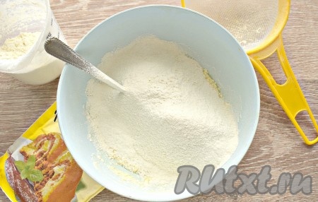 В полученную массу просеиваем пшеничную муку вместе с разрыхлителем.