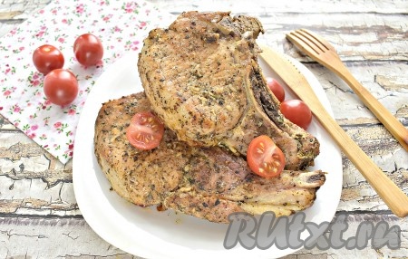 Сочная свинина на кости в мультиварке готова, можно кушать с любимым гарниром.