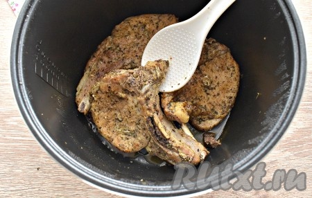 Продолжаем готовить под закрытой крышкой до звукового сигнала.