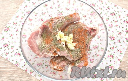 Очищенные зубчики чеснока пропускаем через пресс (или натираем на мелкой тёрке), добавляем к мясу.