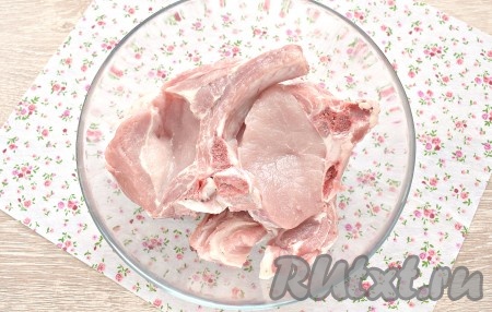 Свинину на кости моем, обсушиваем, нарезаем на порционные кусочки (стейки). У меня получилось 3 стейка. Перекладываем стейки в достаточно объёмную миску. 