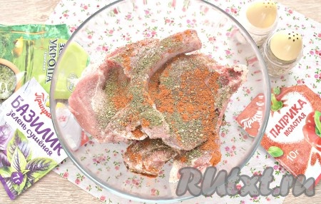 Солим по вкусу и перчим кусочки свинины, всыпаем к мясу сушёный укроп, базилик и молотую паприку.