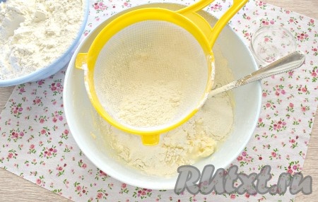 Затем в миску небольшими порциями всыпаем просеянную вместе с разрыхлителем муку, каждый раз хорошо вмешивая её в тесто.