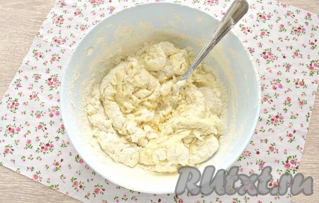 Вначале тесто для курника замешиваем вилкой.