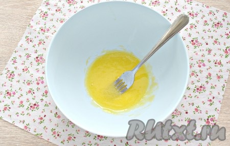 Перетираем в течение минуты яйца с сахаром и солью с помощью вилки. Должна получиться однородная по консистенции масса.
