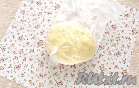 Тесто перекладываем в целлофановый пакет и отправляем его в холодильник минут на 30. За это время можно подготовить начинку.