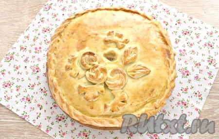 Тесто, замешанное на молоке и маргарине, хорошо раскатывается, с ним приятно работать. В готовой выпечке это тесто хорошо держит форму, получается вкусным. Я испекла курник с начинкой из мяса и картофеля. Вот такая красивая выпечка получилась.
