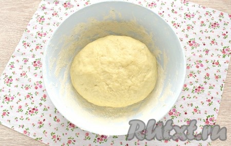 Постепенно тесто соберётся в комок, продолжаем замешивать тесто уже руками. Если нужно, добавьте ещё немного муки. Тесто для курника, замешанное на молоке и маргарине, должно получиться мягким, легко отставать от ладоней. 
