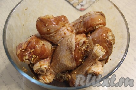 Тщательно перемешать куриные ножки с соевым соусом и оставить мариноваться в прохладном месте  минимум на 1 час, можно дольше.