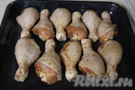 Выложить замаринованные ножки на противень.