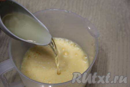 Затем влить растительное масло и ещё раз перемешать миксером.