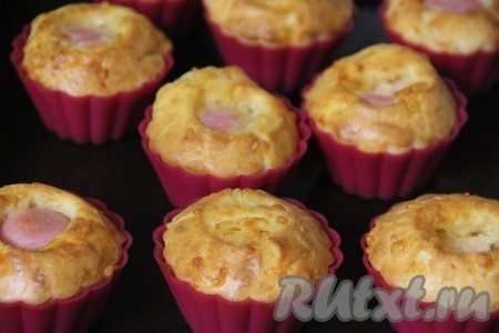 Выпекать маффины в разогретой духовке минут 30 при температуре 200 градусов.