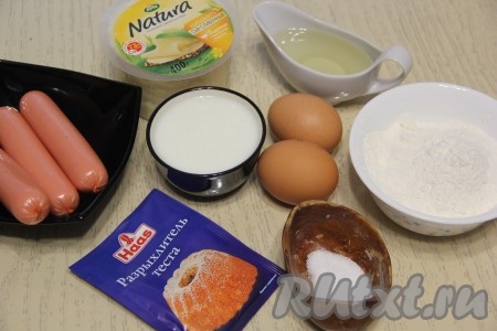 Подготовить продукты для приготовления маффинов с сосисками и сыром.