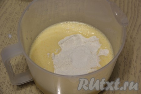 Всыпать в получившуюся смесь муку и разрыхлитель, тщательно перемешать тесто лопаткой.