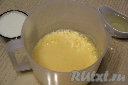 В получившуюся смесь влить кефир и перемешать на низких оборотах миксера.