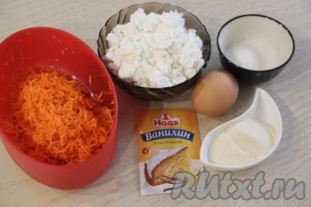 Подготовить продукты для приготовления творожной запеканки с морковью и манкой в духовке. Очищенную морковь натереть на мелкой тёрке. Творог можно взять любой жирности и консистенции (у меня - мягкий творог жирностью 9%).
