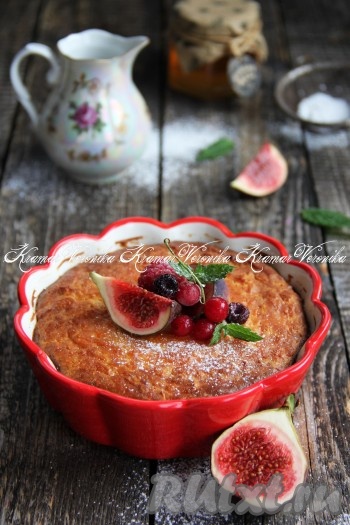 Нежную, вкусную, аппетитную творожную запеканку, приготовленную с добавлением моркови и манки, достать из духовки, дать немного остыть, украсить и подать к столу, дополнив сметаной или сгущённым молоком.